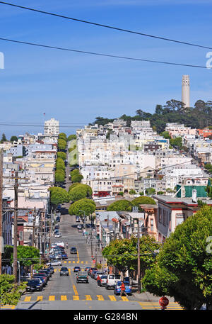 San Francisco : skyline avec vue sur la Coit Tower, construite en 1933, également connu sous le nom de Lillian Coit Memorial Tower, une tour de 210 pieds dans un style Art Déco Banque D'Images