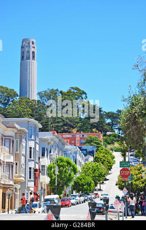 San Francisco : skyline avec vue sur la Coit Tower, construite en 1933, également connu sous le nom de Lillian Coit Memorial Tower, une tour de 210 pieds dans un style Art Déco Banque D'Images