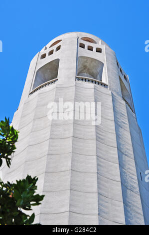 San Francisco : skyline avec vue sur la Coit Tower, construite en 1933, également connu sous le nom de Lillian Coit Memorial Tower, une tour de 210 pieds dans un style Art Déco Banque D'Images