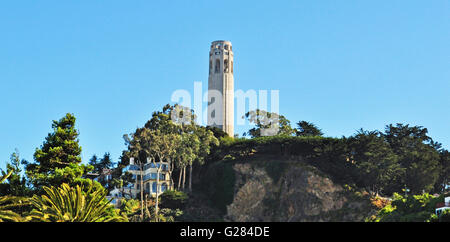 San Francisco : skyline avec vue sur la Coit Tower, construite en 1933, également connu sous le nom de Lillian Coit Memorial Tower, une tour de 210 pieds dans un style Art Déco Banque D'Images