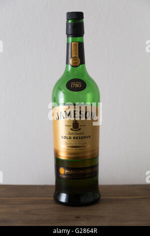 Bouteille de whisky Jameson sur une table Banque D'Images