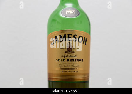 Bouteille de whisky Jameson sur fond blanc Banque D'Images