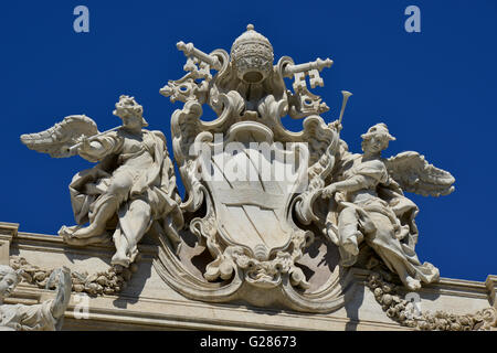 Le pape Clément XII emblème parmi les anges avec des trompettes en haut de la magnifique fontaine de Trévi à Rome Banque D'Images