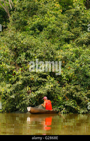 Pêcheur. Galvez river. Amazon. Pérou Banque D'Images