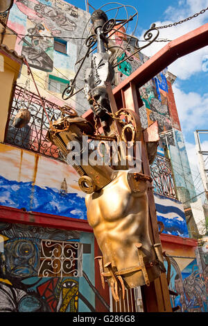 Une vue de l'œuvre dans Hamel's Alley à La Havane, Cuba en utilisant de la ferraille et la peinture. Banque D'Images