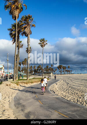 Les cyclistes sur la piste cyclable dans la région de Venice, Californie Banque D'Images