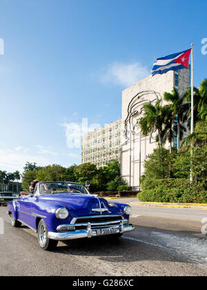 Une Chevrolet Bel Air 1951 sur la place de la révolution passent le ministère de l'intérieur, avec l'image de Che Guevara. Banque D'Images