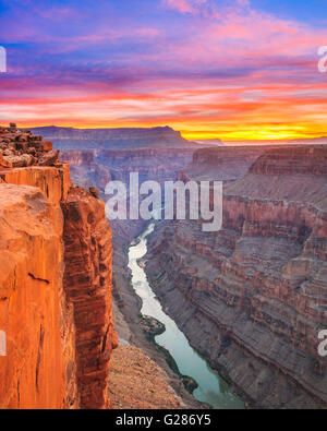 Le lever du soleil sur la rivière Colorado à toroweap oublier dans le parc national du Grand Canyon, Arizona Banque D'Images