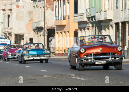 Un Super chef Pontiac 1958 (voiture bleue) et un 1953 Mercury Monterey (rouge/marron) en voiture le long de la jetée à La Havane, Cuba. Banque D'Images