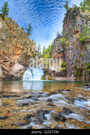 Cascade sur le ruisseau Tenderfoot dans le petit belt montagnes près de White Sulphur Springs, Montana Banque D'Images