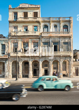 Une Chevrolet 1948 voyageant le long de la jetée à La Havane La Habana, Cuba avec vitesse d'obturation lente pour le motion blur. Banque D'Images