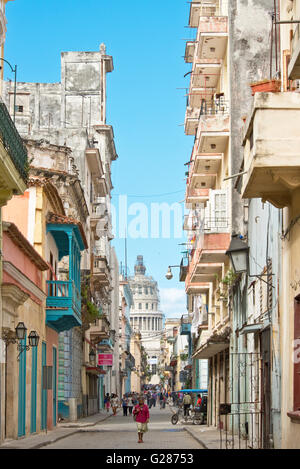 Une vue sur la rue typique de la vieille ville de La Havane avec le National Capitol Building en arrière-plan. Banque D'Images