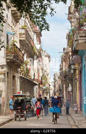 Une vue sur la rue typique de la vieille ville de La Havane La Habana, Cuba. Banque D'Images