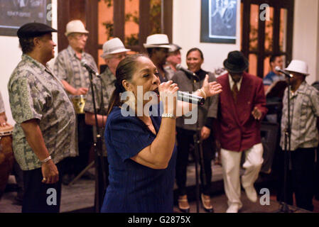 Certains des premiers membres du "Buena Vista Social Club' jouer chaque soir au café Taberna juste à côté de la Plaza Vieja à La Havane. Banque D'Images