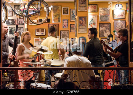 Un groupe cubain traditionnel divertir les gens dans un restaurant bar sur la Plaza Vieja, La Havane La Habana, Cuba. Banque D'Images