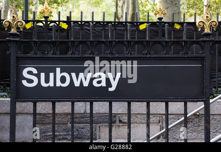 New York City Subway sign sur une clôture près de Bryant Park Banque D'Images