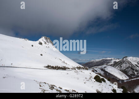 Puerto de la Ventana, un col de montagne dans le Parc Naturel de Somiedo, Asurias, le nord de l'Espagne. Avril. Banque D'Images