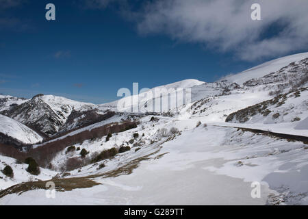 Puerto de la Ventana, un col de montagne dans le Parc Naturel de Somiedo, Asurias, le nord de l'Espagne. Avril. Banque D'Images