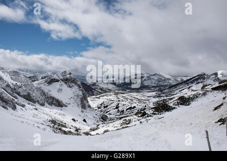 Puerto de la Ventana, un col de montagne dans le Parc Naturel de Somiedo, Asurias, le nord de l'Espagne. Avril. Banque D'Images