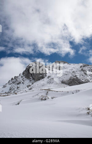 Puerto de la Ventana, un col de montagne dans le Parc Naturel de Somiedo, Asurias, le nord de l'Espagne. Avril. Banque D'Images