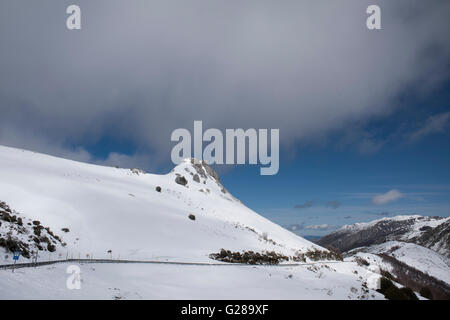 Puerto de la Ventana, un col de montagne dans le Parc Naturel de Somiedo, Asurias, le nord de l'Espagne. Avril. Banque D'Images