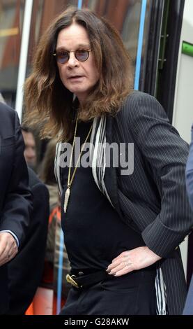 Le leader du groupe Black Sabbath Ozzy Osbourne lance une Midland Metro tram porte son nom, sur un nouvel itinéraire dans le centre-ville de Birmingham. Banque D'Images