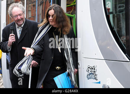 Le leader du groupe Black Sabbath Ozzy Osbourne lance une Midland Metro tram porte son nom, sur un nouvel itinéraire dans le centre-ville de Birmingham. Banque D'Images