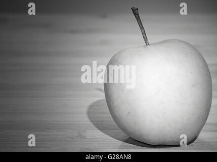 Apple noir et blanc isolé. Belle technique noir et blanc et de la lumière. Des concepts abstraits. Banque D'Images