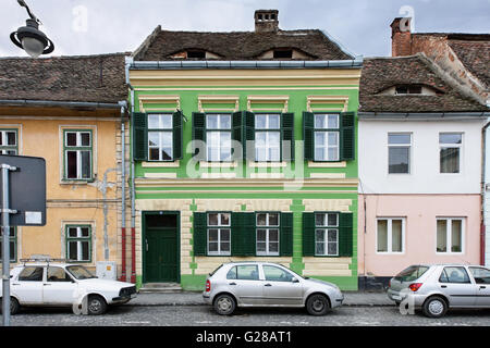 Rue du centre-ville de Sibiu avec ciel noir et maisons colorées, Roumanie Banque D'Images