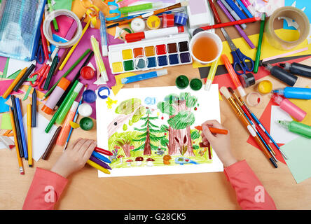 La forêt et la faune Les animaux enfant dessin, vue d'en haut les mains avec de la peinture au crayon sur papier photo d'art, lieu de travail Banque D'Images