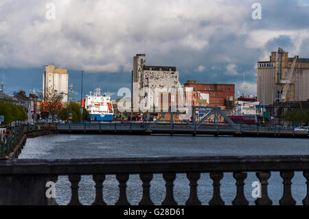 Quais et de rivière dans la ville de Cork County Cork Irlande Banque D'Images