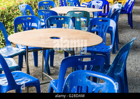 Ensemble table et chaise en plastique pour dîner dans un restaurant local. Banque D'Images