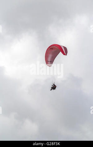 Pilote aux commandes un parapentiste à Parlick Pike, vallée de Ribble, Lancashire, Angleterre Banque D'Images