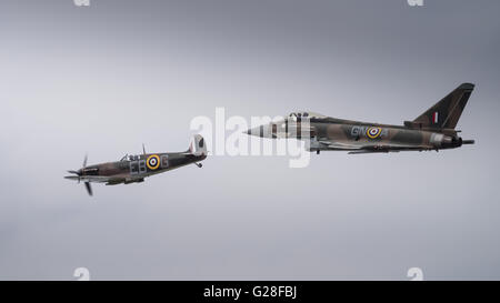 Fairford, UK - 18 juillet 2015 : un avion de chasse Typhoon afficher avec un Spitfire, à l'époque Air Tattoo Banque D'Images