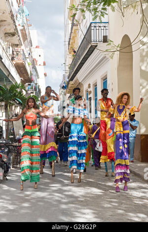 Un groupe de danseurs sur échasses pour vos réceptions les habitants et les touristes dans la vieille ville de La Havane la collecte de l'argent est donné trop. Banque D'Images