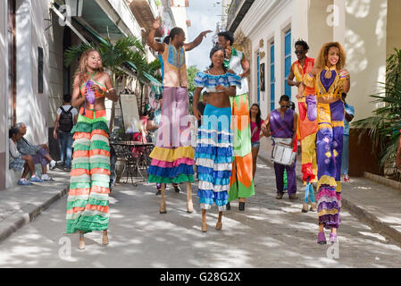 Un groupe de danseurs sur échasses pour vos réceptions les habitants et les touristes dans la vieille ville de La Havane la collecte de l'argent est donné trop. Banque D'Images