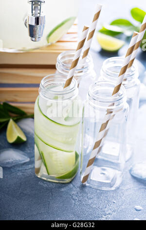 Lime et concombre dans des bouteilles de limonade Banque D'Images