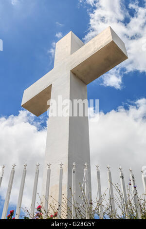 La partie historique de Mt. Helix croix avec balustrade clôture et un fond d'un ciel nuageux ciel bleu à La Mesa, une ville dans la région de San Diego, en Californie. Banque D'Images