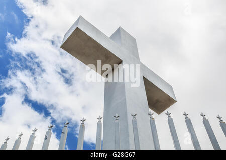 La partie historique de Mt. Helix croix comme vu du dessous avec balustrade clôture et nuageux ciel bleu dans la région de La Mesa, une ville dans la région de San Diego, en Californie. Banque D'Images