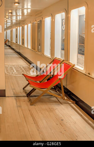 Chaises longues rouge, partie d'une exposition intitulée ''ils voyagent pour le plaisir- le tourisme entre les deux guerres'', à l'Cobh Heritage Centre. Banque D'Images