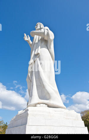 Un gros plan sur grand angle de la statue du Christ de La Havane qui regarde vers la ville de La Havane à Cuba. Banque D'Images