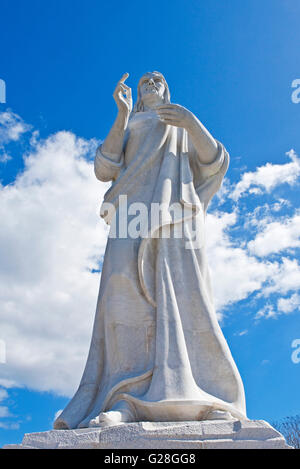 Un gros plan sur grand angle de la statue du Christ de La Havane qui regarde vers la ville de La Havane à Cuba. Banque D'Images