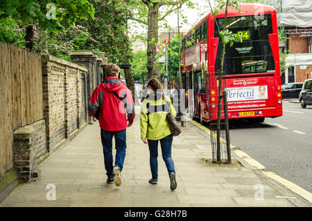 Un couple de piétons marchant sur Bayswater Road à Londres, Royaume-Uni Banque D'Images