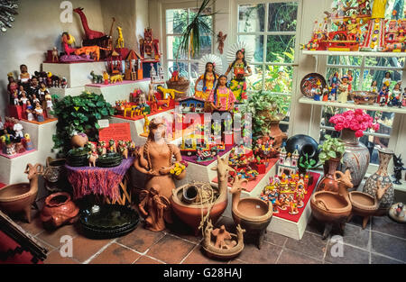 L'art populaire colorée du Mexique s'affiche dans une boutique d'art et d'artisanat dans la vieille ville de San Diego, Californie, USA. La vieille ville de San Diego est un quartier populaire avec les habitants et les visiteurs pour ses nombreux magasins, restaurants et sites historiques. La zone est appelée le berceau de la Californie parce qu'un fort espagnol et la mission établie en 1769 est devenu le premier établissement européen permanent dans l'état de l'ouest. La vieille ville est à quelques kilomètres au nord de la frontière des États-Unis avec le Mexique. Banque D'Images