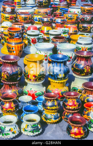 La lumière du soleil se reflète sur la poterie peinte à la décoration colorée du Mexique affichée à l'extérieur dans un magasin d'art et d'artisanat dans la vieille ville de San Diego, Californie, USA. La vieille ville de San Diego est un quartier populaire avec les habitants et les visiteurs pour ses nombreux magasins, restaurants et sites historiques. La zone est appelée le berceau de la Californie parce qu'un fort espagnol et la mission établie en 1769 est devenu le premier établissement européen permanent dans l'état de l'ouest. La vieille ville est à quelques kilomètres au nord de la frontière des États-Unis avec le Mexique. Banque D'Images