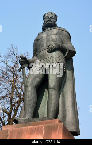 Statue de Boleslas I le vaillant à Gniezno, avec un arbre derrière la statue, au printemps. Banque D'Images