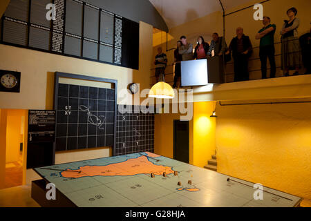 Un groupe de visiteurs à la chambre de défense aérienne dans le complexe souterrain utilisé pendant la Seconde Guerre mondiale, c'est maintenant ouvert comme un musée. Banque D'Images