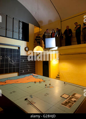 Un groupe de visiteurs à la chambre de défense aérienne dans le complexe souterrain utilisé pendant la Seconde Guerre mondiale, c'est maintenant ouvert comme un musée. Banque D'Images