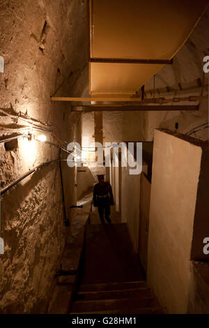 Un guide du site en treillis militaires britanniques dans les tunnels de métro utilisé pendant la Wat II et plus tard par l'OTAN à La Valette. Banque D'Images