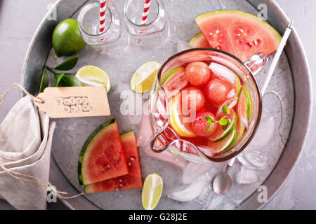 Watermelon drink avec de la chaux dans un pichet Banque D'Images